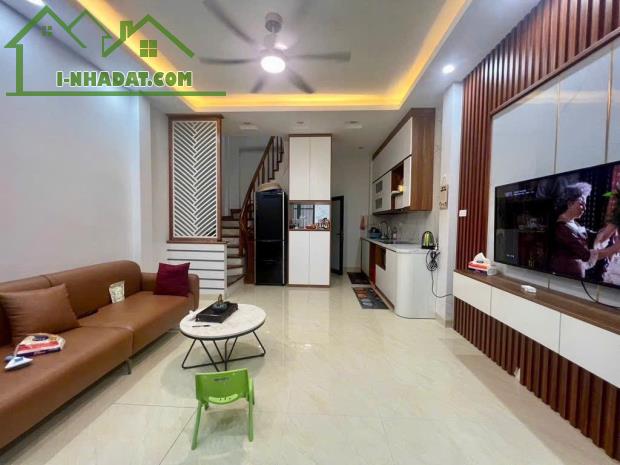 PHÂN LÔ HOÀNG VĂN THÁI, Ô TÔ TRÁNH KINH DOANH ĐỈNH, GIÁ 12.6 TỶ. - 1