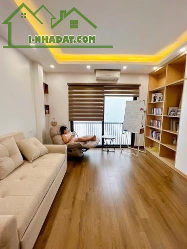 PHÂN LÔ HOÀNG VĂN THÁI, Ô TÔ TRÁNH KINH DOANH ĐỈNH, GIÁ 12.6 TỶ. - 2