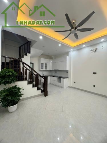 Cần bán nhà Đường Láng - Pháo Đài Láng sổ đẹp, gần phố, Quận Đống Đa