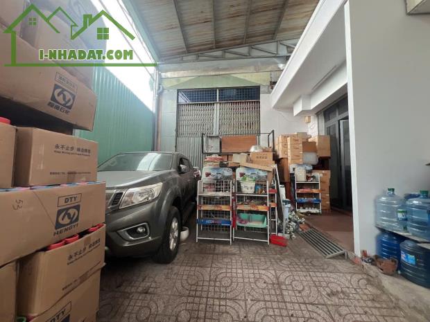 Quận 12 Bán Nhà Sát Mặt Tiền - Giáp Tân Bình - Xe Hơi Đậu Trong Nhà - Gần 100m2 - Ngang 4. - 1
