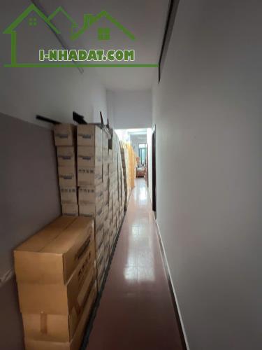 Quận 12 Bán Nhà Sát Mặt Tiền - Giáp Tân Bình - Xe Hơi Đậu Trong Nhà - Gần 100m2 - Ngang 4. - 2