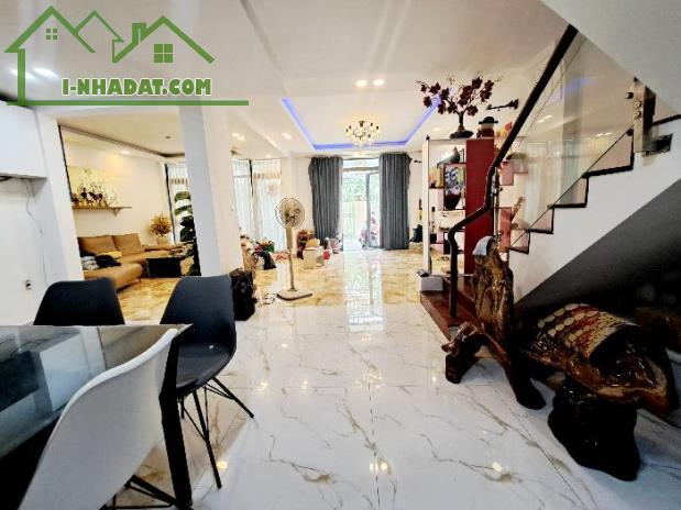 Bán nhà mặt tiền chợ Hưng Phú, ngang 7m, 4 tầng mới chỉ 12 tỷ