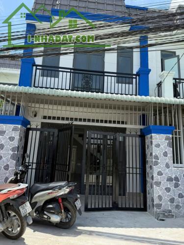 BÁN GẤP  NHÀ 1 TRỆT 1 LẦU NGAY ẤP 2 HỰU THẠNH ĐỐI DIỆN KCN TÂN ĐỨC SHR GIÁ 1TY400TRr