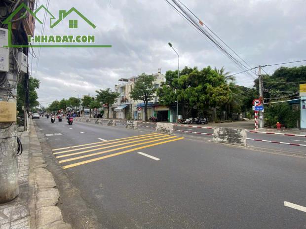 Bán nhà mặt tiền Lê Hồng Phong , Nha Trang .
Diện tích 130m bán 10,5 tỷ em Hồng