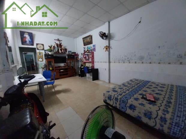HẺM 5M - TÂN THỚI NHẤT, GẦN TRƯỜNG TRẦN PHÚ – KDC, KD TỐT, 80M2 (4x20) CẤP 4 TIỆN XÂY MỚI - 1