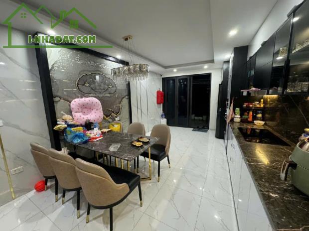 Cần bán nhà mặt ngõ, giáp Trường Chinh, 8 tầng, 16 tỷ