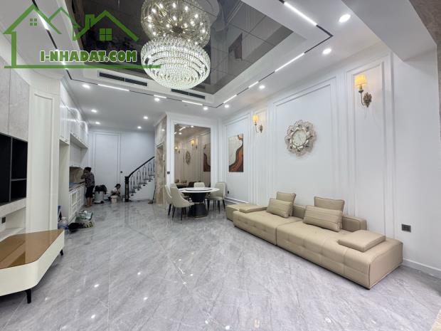 Siêu phẩm Nguyễn Văn Cừ – Nhà 6 tầng thang máy – Full nội thất – DT 70m² chỉ hơn 12 tỷ