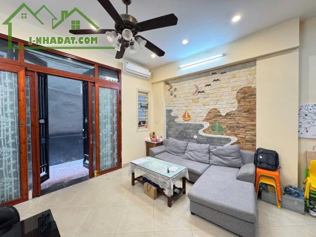 HOT Cần bán nhà Đường Láng, Đống Đa, 45m2, mặt tiền 5m, 10.3 tỷ