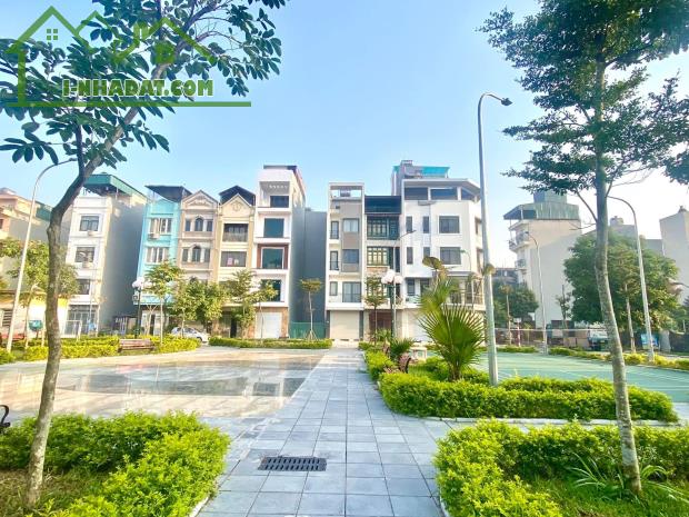Đất TĐC Giang Biên, Nguyễn Khắc Viện, vỉa hè ô tô tránh, 40m, MT 4.2m,  giá 10 tỷ xíu - 1