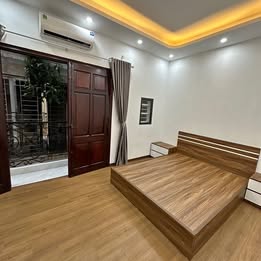 Cần bán nên giảm tụt dốc. Nhà xây mới 5 tầng 36 m2 phường Thạch Bàn Long Biên. Giá 4,xx tỷ