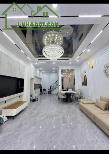 NGỌC LÂM – VILLA PHỐ THANG MÁY – Ở NHƯ HOMESTAY GIỮA LÒNG PHỐ CỔ – 12,8 TỶ!