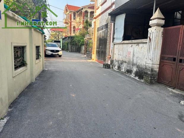 Trục chính Viên Ngoại Đặng Xá oto tránh nhau