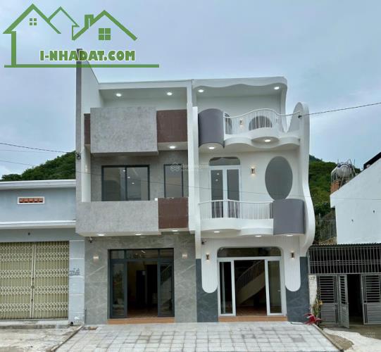 Bán nhà 3 tầng mới xây full nội thất – Cách biển Nha Trang chỉ 600m, đường 16m ô tô