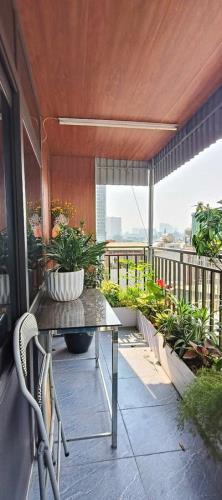 Bán nhà riêng Hoàng Đạo Thành, 30m2, 6T, mặt tiền 5,2m, ngõ ô tô đỗ cửa, thang máy, ngõ 4m