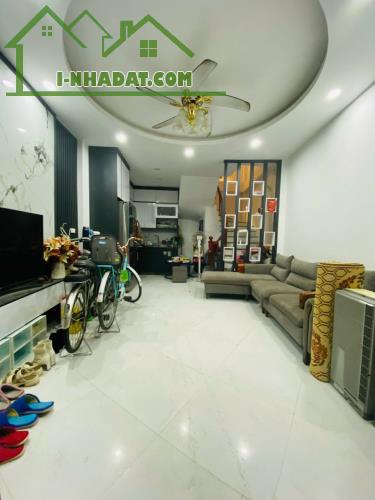 Cho thuê nhà riêng 300 Phố Mỹ Đình 5 tầng x 32m2, 3 ngủ, 4 wc, 15 Triệu VP kết hợp ở 5ng