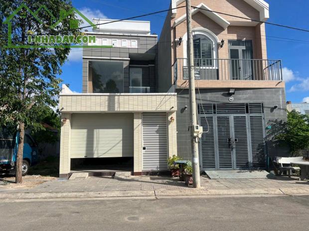 CẦN BÁN NHÀ 1 TRỆT 2 LẦU – ĐƯỜNG NHỰA RỘNG 13M CÓ VỈA HÈ