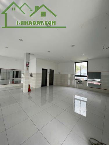 Cho Thuê Tòa Nhà 600m² Trung Tâm Thủ Dầu Một Bình Dương — 200 Triệu/Tháng Liên hệ: - 2