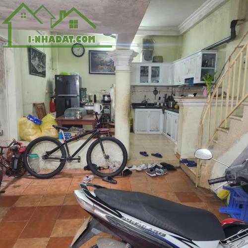 BÁN NHÀ TÂN MAI, 42m2, ô tô đỗ cửa, giá 4 tỷ hơn