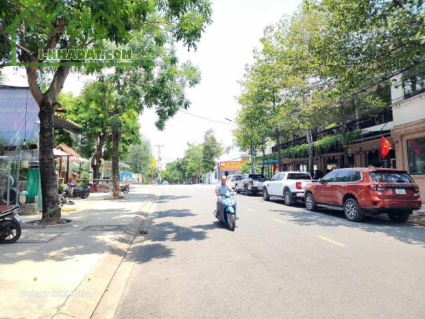 Bán nhà 3 Lầu 1 Trệt 100m2 Dĩ An,đường nhựa vài ô tô thông thoáng,gần chợ đêm