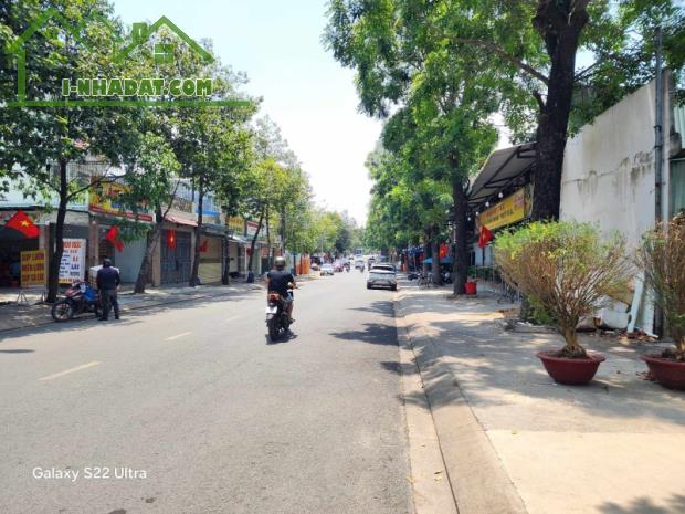 Bán nhà 3 Lầu 1 Trệt 100m2 Dĩ An,đường nhựa vài ô tô thông thoáng,gần chợ đêm - 4