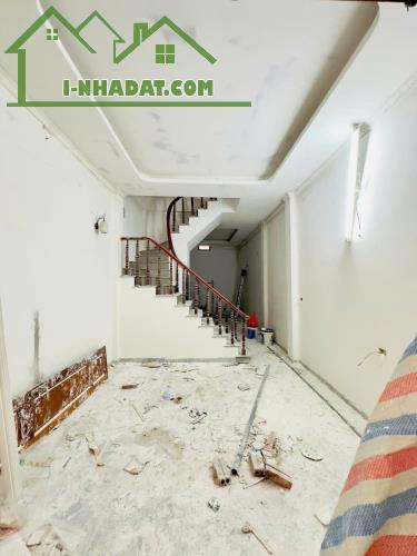 BÁN NHÀ NGÕ 670 NGUYỄN KHOÁI, MỚI TINH FULL NỘI THẤT, 1 TUẦN NỮA LÀ XONG, NỞ HẬU NHẸ