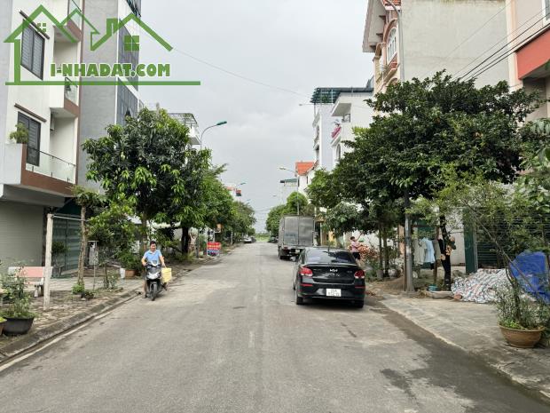 Bán lô đất 60m2 tại khu TĐC Trâu Quỳ, chia sẵn 2 sổ mỗi lô 30m2 rất tiện, hai mặt thoáng.