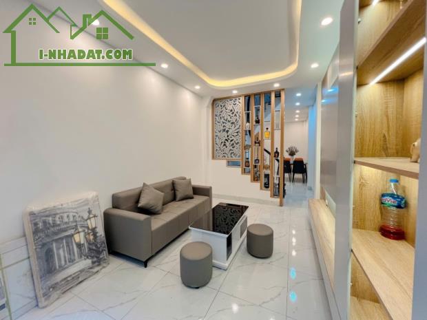 Bán nhà Tôn Đức Thắng, quận Đống Đa, 40m2, 5 tầng, tặng nội thất, hơn 6 tỷ
