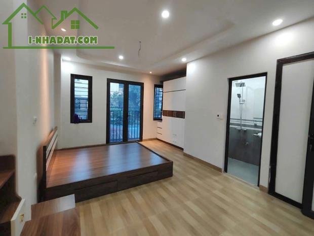 SIÊU RẺ! 4 tầng 33m2 giá 2,35 tỷ,cạnh trường đh Thể Dục Thể Thao