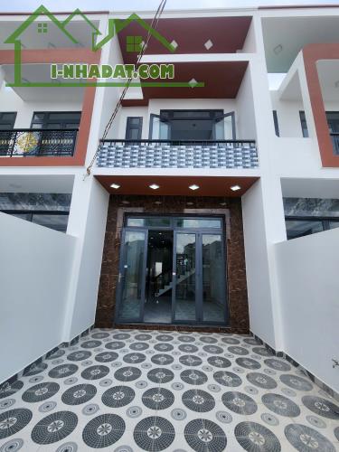 Nhà Hiện Đại giáp Chợ Bình Chánh, diện tích to 4.5 x 24m, SHR,