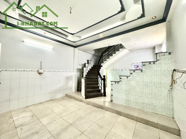 Bán gấp nhà đẹp ở ngay Hoài Thanh, sát mặt tiền 45m2, ngang khủng 5m, SHR, chỉ 4.9 tỷ.