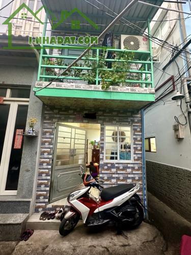 SIÊU PHẨM SÁT QUẬN 1 - 23.4M2 - NHÀ 2 TẦNG, 2 MẶT HẺM TRƯỚC SAU - NGAY BẾN VÂN ĐỒN - TRUN