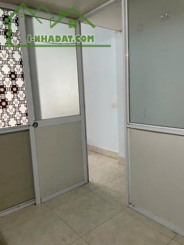 Siêu hiếm cho thuê nhà ngõ 160 Hoàng Mai chỉ 5 Triệu, 50m2 x 1.5 tầng, 2 ngủ ở gđ, nhóm sv - 3