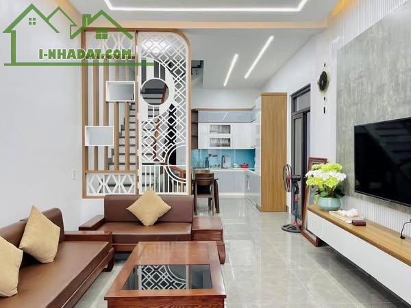 QUẬN 3 PHƯỜNG 7 - BÁN NHÀ 3 TẦNG MẶT TIỀN CẬN; HẺM XE HƠI 4m THÔNG; NGAY CẦU CÔNG LÝ