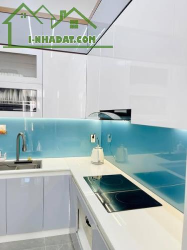 QUẬN 3 PHƯỜNG 7 - BÁN NHÀ 3 TẦNG MẶT TIỀN CẬN; HẺM XE HƠI 4m THÔNG; NGAY CẦU CÔNG LÝ - 2