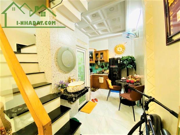 8 TỶ X TL - NHÀ KHU SIÊU VIP PHƯỜNG 12 QUẬN 10 - XE HƠI VÀO NHÀ - SÁT MẶT TIỀN - 2 TẤM 2PN - 1
