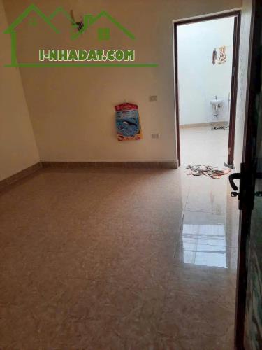 Nhà cũ Bán đất - Mặt phố Lạc Long Quân - 56m2 x MT 4m - Sau nhà ngõ thông oto tránh - 3