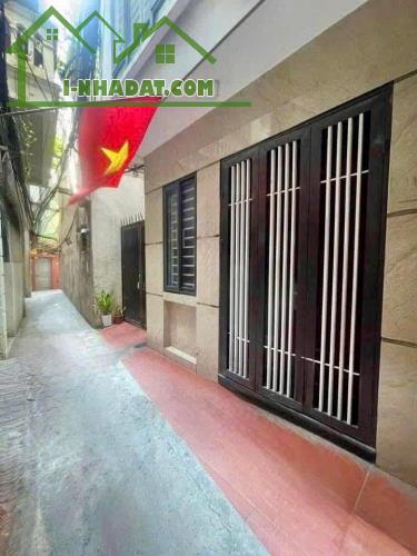 Bán gấp nhà 3 tầng nằm trung tâm quận Ba đình. Xung quanh khu vực rất nhiều tiện ích.