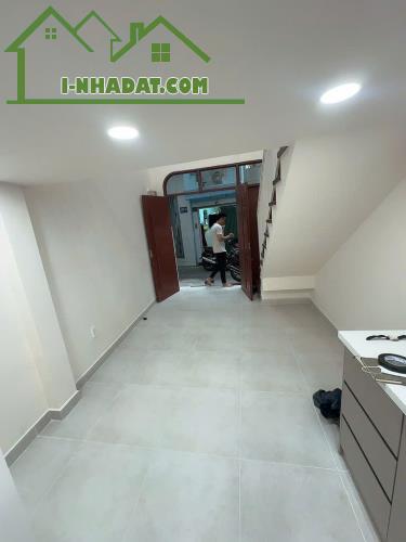 Nhà xinh sát mặt tiền trung tâm Q4
có 3 tỷ - 1
