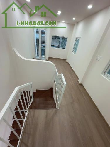 Nhà xinh sát mặt tiền trung tâm Q4
có 3 tỷ - 3