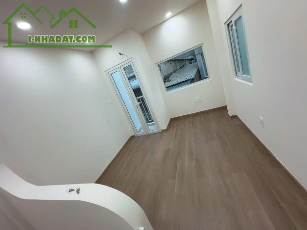 Nhà xinh sát mặt tiền trung tâm Q4
có 3 tỷ - 4
