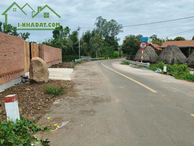 Lô góc 2 mặt tiền tại đá bạc châu Đức. ✌️ Có 80 Thổ cư 👉 khu dân cư giá chỉ 620tr - 2
