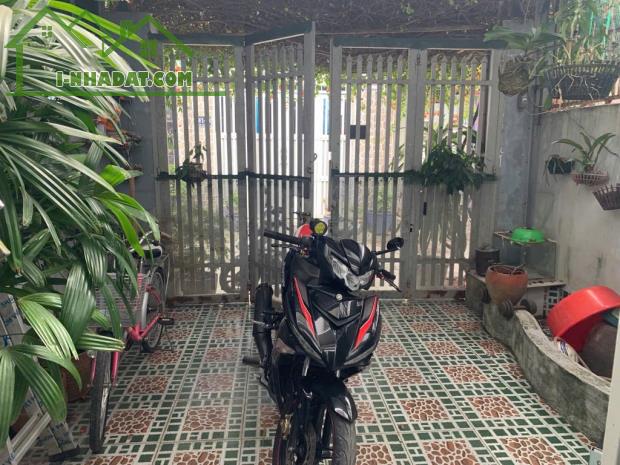 Nhà Gần Cá Sấu Hoa Cà Hiệp Bình Chánh ô tô đậu ngay nhà.