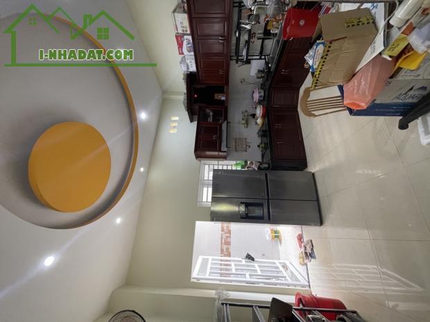 Bán gấp nhà đẹp ở ngay Đường số 5 KDC Bình Điền, xe hơi ngủ nhà, 80m2, chỉ 8 tỷ. - 2