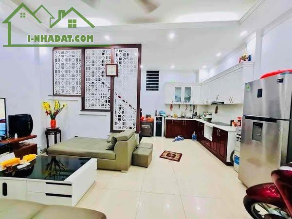 LẠC LONG QUÂN TÂY HỒ NGÕ TO GẦN PHỐ NHIỀU TIỆN ÍCH GẦN HỒ TÂY GẦN TTTM BỆNH VIỆN CHỦ CẦN T