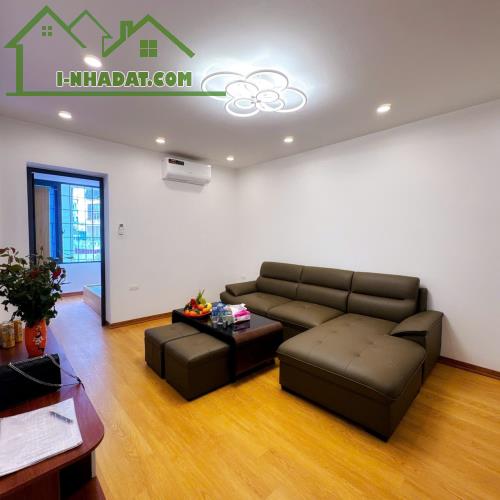 Bán căn hộ tập thể mặt phố Trường Chinh, Đống Đa, nhà đẹp, 3 ngủ, 2vs tặng full nội thất