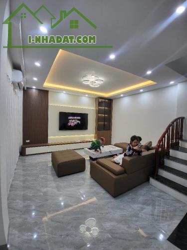Nhà Đẹp phố Tư Đình-Long Biên 30m 6tầng- oto vào nhà- Full nội thất Vip 8,4tỷ - 3