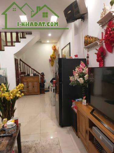 Bán nhà Ái Mộ Bồ Đề 30m 5 tầng chỉ 6.6 tỷ cực rẻ hiếm còn, ngõ oto gần mặt phố sầm uất