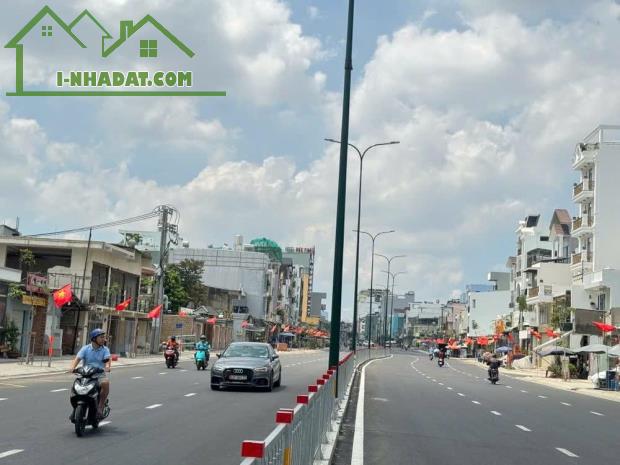 Bán nhà MTKD đường 32M Dương Quảng Hàm ngang 5m 100M² KD đa ngành 23.2 tỷ 

Mô tả - 1