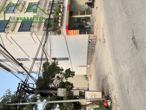 Ô TÔ TẢI TRÁNH NHAU — VIEW HỒ, XUNG QUANH ĐỦ TIỆN ÍCH