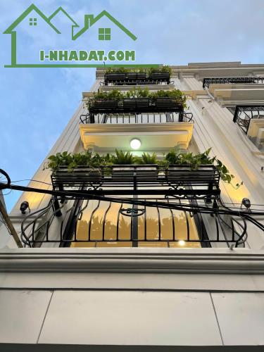 Nhượng lại nhà 40m2 , 5 tầng, mặt tiền 4 m . Rao 8,1 tỉ
